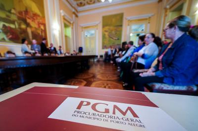 Prefeitura entrega matrÃculas do Loteamento do Prado