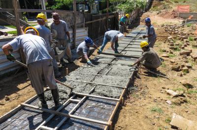 Praça Luís Francisco Guerra Blesmann recebe obras de urbanização