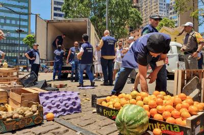 Ação reprime venda ilegal de frutas no entorno do Mercado Público