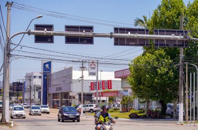 Câmeras atrás de placas são para segurança da população
