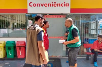 Smams fiscaliza propaganda irregular em calçadas da Zona Norte