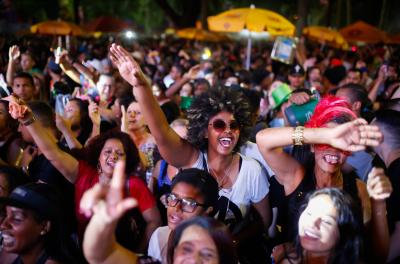 Mais de 100 mil foliões brincam no Carnaval de Rua em dois dias
