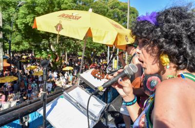 Mais de 50 mil foliões brincam no Carnaval de Rua