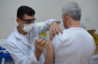 Prefeitura amplia vacinação de idosos para drive thrus