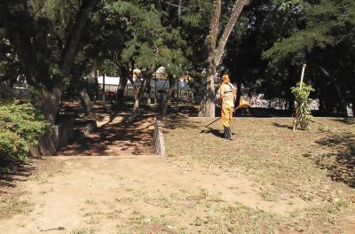 Equipes realizam serviços em 12 praças nesta quinta-feira