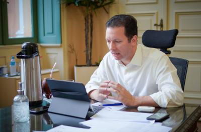 Coronavírus:Prefeito reúne representantes de escolas particulares 