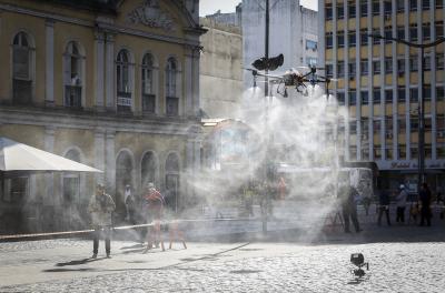  Praça XV de Novembro é palco de novo teste com drone de pulverização