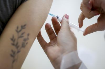 Farmácias e unidades vacinam doentes crônicos contra a gripe