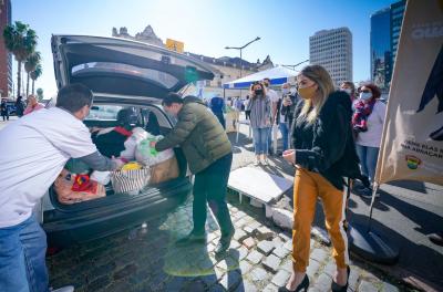 Primeiro drive thru para arrecadar agasalhos ocorre ao longo do dia no centro da Capital