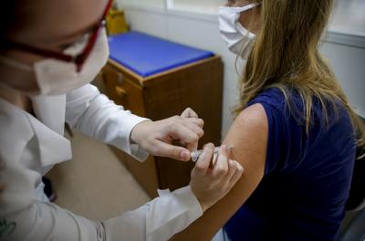 Vacinação contra gripe inclui professores e pessoas de 55 a 59 anos