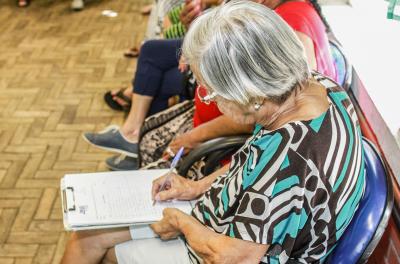 Idosos são monitorados em clínicas geriátricas para combater Covid-19