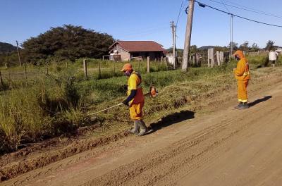 Serviços de capina e roçada ocorrem em oito bairros nesta terça