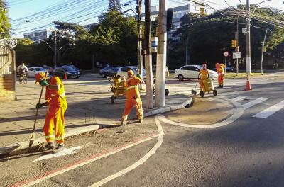 Prefeitura faz serviços de capina e roçada nesta quarta