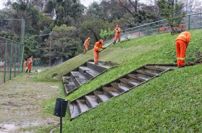As atividades são executadas por equipes do Departamento Municipal de Limpeza Urbana (DMLU)