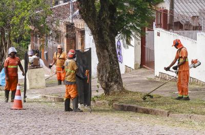 Oito equipes de capina e duas de roçada efetuam os serviços
