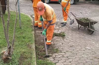 Prefeitura realiza serviços de capina e roçada nesta sexta-feira