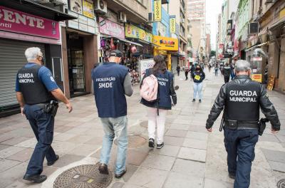 Fiscalização orienta comerciantes no Centro Histórico