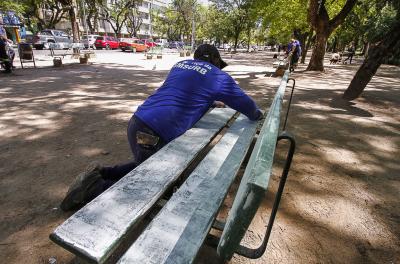 Bancos da Redenção recebem manutenção