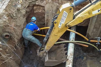 Dmae reconstrói rede pluvial danificada por tubulação de gás