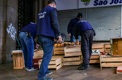 Fiscalização apreende 4 mil produtos e 1,2 tonelada de alimentos vendidos irregularmente