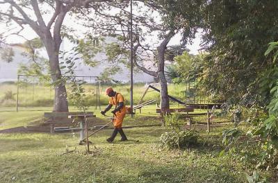 Prefeitura divulga serviços de corte de grama e limpeza de praças nesta segunda