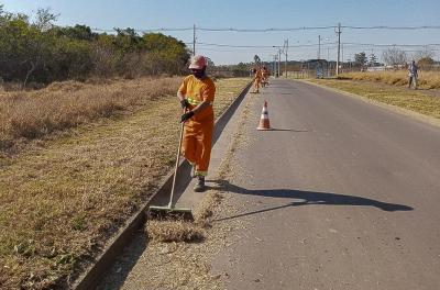 Prefeitura realiza serviços de capina e roçada nesta quarta-feira