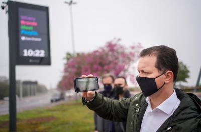 Primeiro relógio digital de rua de Porto Alegre entra em operação