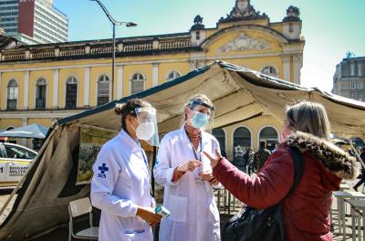 Tendas reforçam prevenção contra a Covid-19 em Porto Alegre