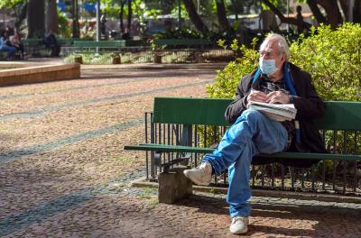 homem no parque