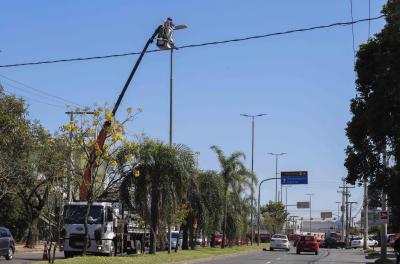 Projeto-piloto inicia instalação de lâmpadas de LED na avenida Cavalhada