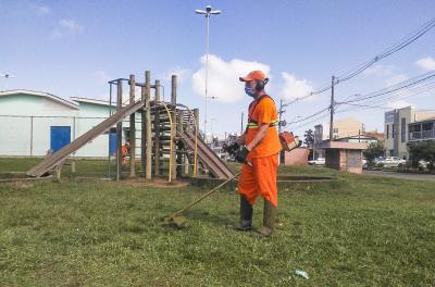 Prefeitura divulga serviços de corte de grama e limpeza de praças nesta terça