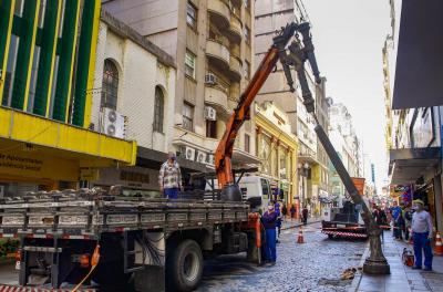 Mantida retirada de postes históricos para revitalização