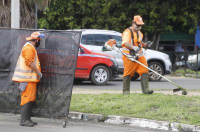 Prefeitura realiza serviços de capina e roçada nesta quarta-feira