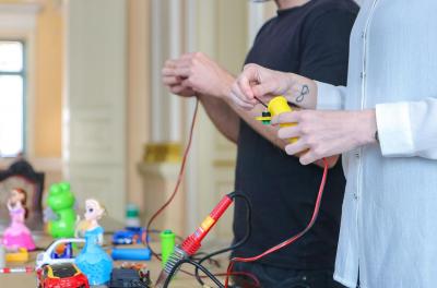 Oficina da Ufrgs mostra como adaptar brinquedos para crianças com deficiência