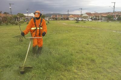 Prefeitura realiza serviços de capina e roçada nesta quarta-feira