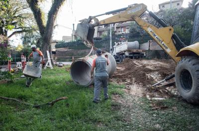 Segue manutenção pluvial na Praça La Hire Guerra