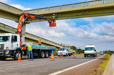 Trecho da BR-290 tem bloqueio parcial para instalação de novas câmeras