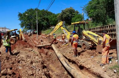 Serviço do Dmae na avenida Tronco