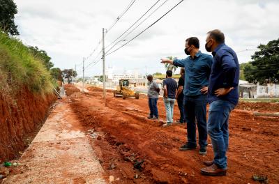 Prefeito vistoria obras de duplicação da avenida Tronco