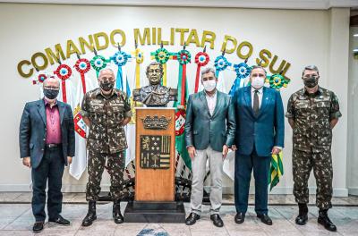 Prefeito visita Comandante Militar do Sul e firma parcerias para a cidade
