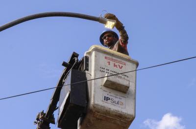 Serviços de reparos em iluminação pública ocorrem em 186 pontos