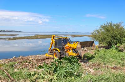 DMLU realiza operação especial de limpeza na orla no Guaíba