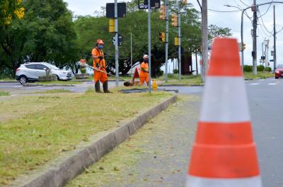 Prefeitura realiza serviços de capina e roçada nesta sexta-feira