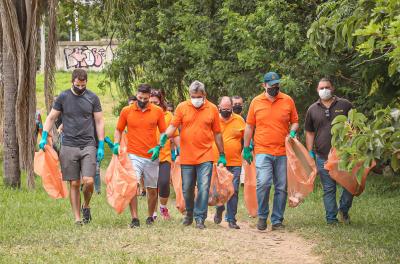 Mutirão recolhe duas toneladas de lixo na Orla do Guaíba
