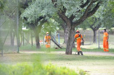 Prefeitura divulga serviços de corte de grama e limpeza de praças nesta segunda-feira