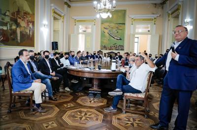 Prefeito e vice reúnem secretários para reunião de governo