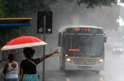 Temporal, ventos fortes e granizo podem atingir a capital