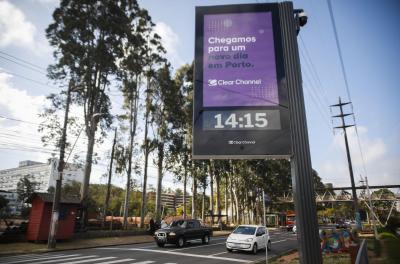 Porto Alegre já tem 122 novos relógios de rua instalados