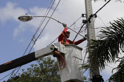 Serviços de reparos em iluminação pública ocorrem em 309 pontos