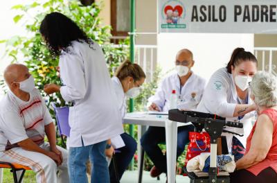 Idosos do Asilo Padre Cacique recebem segunda dose da vacina contra a Covid-19